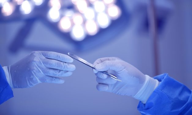 A plasztikai sebészeti beavatkozások előtti kivizsgálás szerepe: miért fontos az egészségi állapot felmérése?